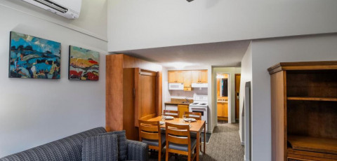 WHISTLER VILLAGE INN & SUITES image 4