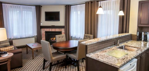 HOLIDAY INN EXPRESS & SUITES image 4
